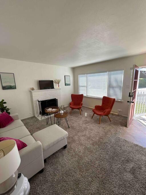 Entire Home By Newport Beach, Disneyland And Sna! コスタメサ エクステリア 写真